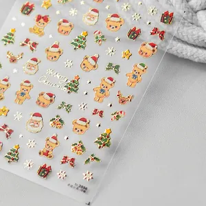 Vue détaillée des stickers ongles Noël 3D en relief avec bordures dorées et ours