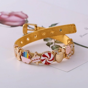 Detail eines 10 mm Gold-Mesh-Armbands mit bunten Emaille-Regenbogen-Anhängern