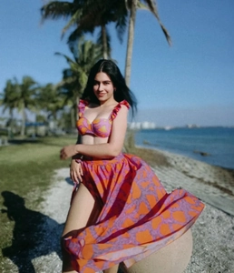 Détail d'une jupe longue fendue et d'un haut de bikini avec imprimé abstrait de vacances