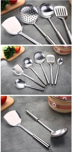 Dettaglio del set di utensili da cucina in acciaio inox con manici cavi ergonomici