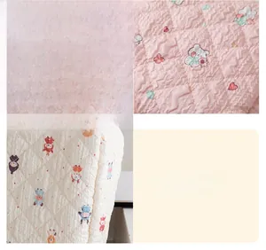 Détail du tissu matelassé de trousse de toilette avec motifs ours et surpiqûres losanges