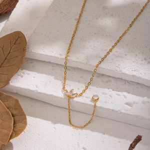 Détail du collier pétales plaqué or 18K avec pendentif zircon et chaîne en Y