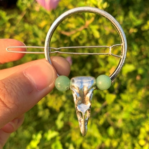 Gothik Haarspange mit Rabenschädel und grünen Kristallperlen aus silbernem Metall