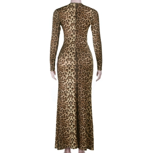 Vista posteriore dell'abito lungo leopardato con maniche lunghe e silhouette aderente