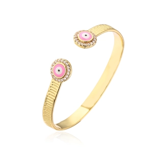 Detail eines vergoldeten Evil Eye Armreifs mit rosa Emaille und Zirkonia-Besatz