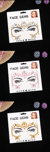 Detailansicht von Gesichtsedelsteinen in Gold- und Rosétönen für Festival-Makeup