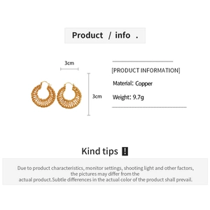 Detailed size chart and material specs for gold woven hoop earrings 3cm x 3cm