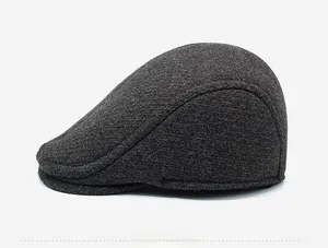 Vue latérale détaillée d'une casquette en laine gris foncé montrant la texture du tissu