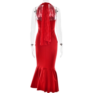 Détail de la robe licou rouge avec une élégante cape en dentelle et une coupe ajustée