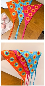 Détails de bandanas en crochet avec tournesols en orange, bleu et rose vif fuchsia