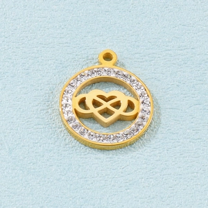 Vue macro d'un pendentif cœur infini doré avec cristaux sur fond bleu
