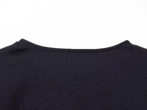 Gros plan de l'encolure ronde et des coutures précises de cette veste noire chic