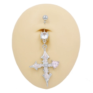 Détail du piercing de nombril argenté avec pendentif croix et pierres roses
