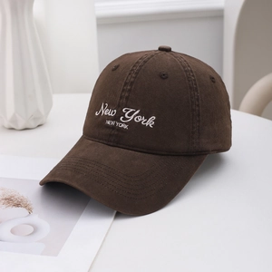 Casquette de baseball marron en coton avec broderie New York vue sous un angle de 45°