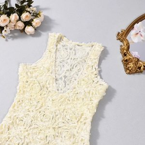 Nahaufnahme des cremefarbenen Spitzentops mit 3D-Blumendetails und Netzstruktur