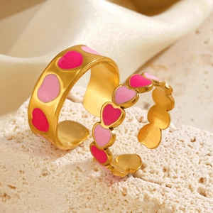 Set di anelli in acciaio inossidabile placcato oro 18K con cuori in smalto rosa