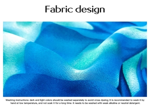 Détail de la texture du tissu doux avec imprimé bleu abstrait et instructions de lavage