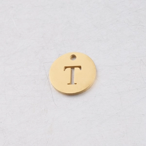Vue détaillée du pendentif rond en acier inoxydable doré de 12 mm avec lettre T découpée