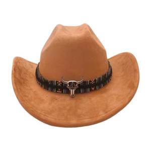 Detailansicht hellbrauner Wildleder-Cowboyhut mit Ethno-Band und Stierkopf-Ornament