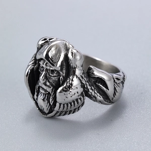 Primo piano dettagliato di un anello vichingo in argento vintage con guerriero e corvo