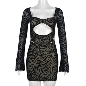 Robe moulante sexy à manches longues avec imprimé zébré et détails découpés
