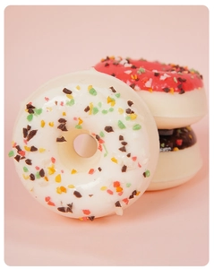 Détails de savons décoratifs en forme de donuts rose et marron avec éclats colorés