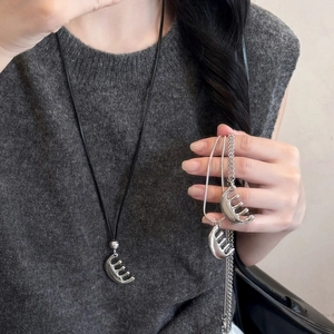 Pendentif peigne en argent poli avec cordon en cuir et chaînes métalliques