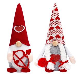 Couple de nains de la Saint-Valentin avec cœur et arc sur fond blanc éclatant