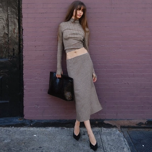 Ensemble chic à carreaux marron avec crop top à manches longues et jupe midi assortie