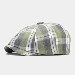 Vista laterale dettagliata di un cappello da strillone a quadri classici verdi, grigi e bianchi
