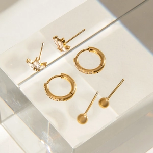 Lot de trois paires de boucles d'oreilles en acier doré avec zircon et anneaux