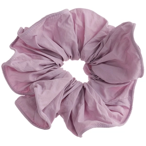 Grand chouchou minimaliste en tissu lilas uni avec texture plissée douce pour femme