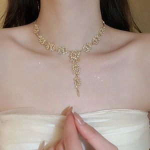 Vue détaillée du collier d'épis de blé doré de luxe serti de strass étincelants