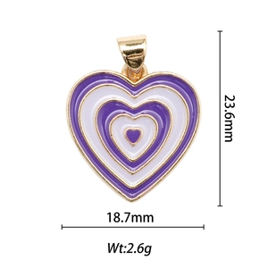 Pendentif cœur plaqué or 18k en émail violet et blanc avec mesures précises