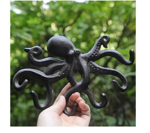 Nahaufnahme eines Oktopus-Wandhakens aus antikem Gusseisen für die Wanddekoration
