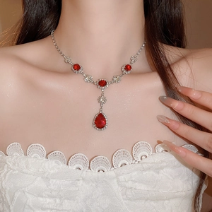 Dettaglio della collana in argento con rubino rosso a goccia e piccoli diamanti