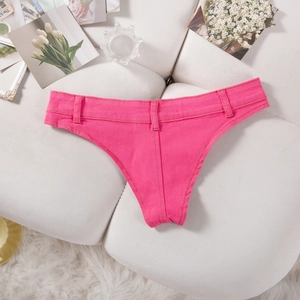 Détail d'un mini-short en jean rose vif avec coutures dorées sur fond de cuir blanc