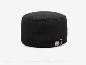 Dettaglio del retro del cappello invernale nero con fibbia in metallo regolabile e twill