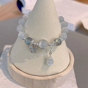 Bracelet élégant en perles avec pendentif papillon en zircon et pierres œil-de-chat sur pierre
