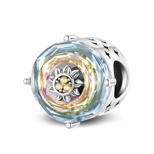 Dettaglio charm in argento con zircone giallo e finiture in vetro iridescente