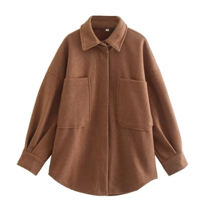 Gros plan de la veste-chemise en laine marron avec poches de poitrine fonctionnelles