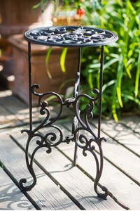 Détail de volutes vintage européennes sur un support de plante en fonte noire