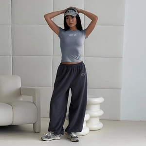 Ensemble t-shirt bleu clair ajusté et pantalon de jogging gris foncé taille haute