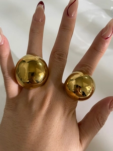 Vue détaillée de grandes bagues sphériques plaquées or 18 carats avec finition miroir