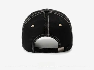 Detailansicht der Vintage-Baseballkappe aus schwarzer Baumwolle mit Kontrastnähten und Metallschnalle