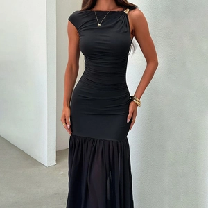 Détail de la robe noire asymétrique avec boucle dorée et ourlet sirène froncé moulant