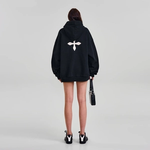 Vue arrière du sweat à capuche en coton noir avec grand imprimé croix blanche au dos