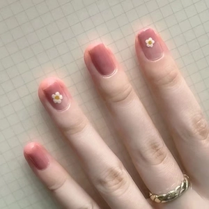 Rosa Gradient Press-On-Nägel Mit Weißem Gänseblümchen-Muster Kurze Mandelform Vollflächige Abnehmbare Künstliche Nägel Inklusive Kleber