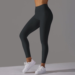 Détail du legging de yoga noir à taille haute en tissu élastique sans couture et coupe ajustée