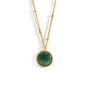 Détail de la chaîne perlée en or 14K avec pendentif rond en pierre naturelle verte